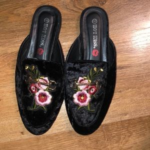 Velvet mules flowers